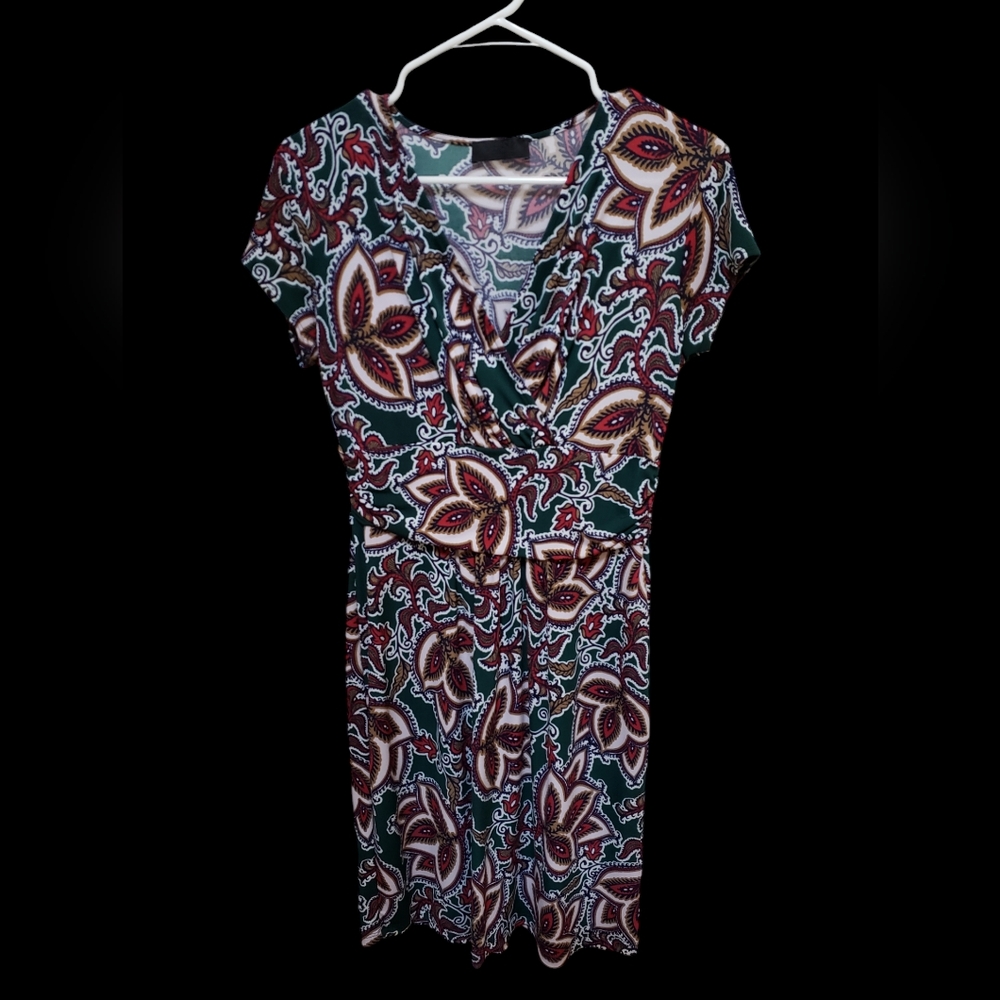 Paisley print dress size medium. V neck line. Above knee length